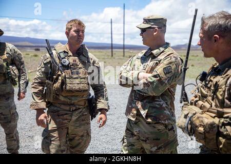 Soldaten, die der 3. Squadron, dem 4. Kavallerieregiment, dem 3. Infanteriebrigade-Kampfteam, der 25. Infanteriedivision zugewiesen sind, tauschen am 23. April 2021 im Pohakuloa Training Area, Hawaii, während der berittenen Schießerei mit ihrer Partnereinheit der Nationalgarde, dem 1. Squadron, dem 299. Kavallerieregiment, der 29. Infan Stockfoto