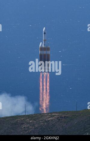 Eine United Launch Alliance Delta IV Schwere Rakete mit einer Nutzlast des National Reconnaissance Office, die vom Team Vandenberg vom Space Launch Complex-6 hier am Montag um 1:47 Uhr PDT gestartet wurde. Dies war die neunte Delta IV-Heavy, die von Vandenberg aus gestartet wurde, mit dem ersten Start am 20. Januar 2011, und es ist die größte Rakete, die jemals von der Westküste der Vereinigten Staaten gestartet wurde. Stockfoto