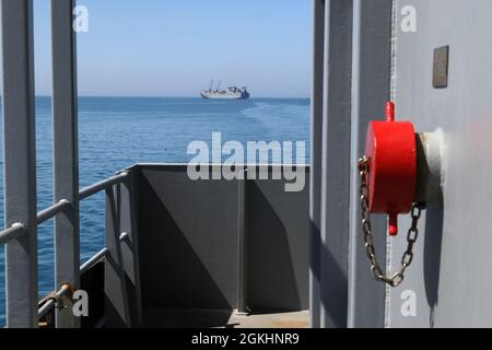 Die USNS Bob Hope vom Deck des Logistikunterstützers der US-Armee MG Charles P. Gross aus gesehen 26. April 2021, nahe der Küste von Durres, Albanien. Während DER Joint Logistics Over-the-Shore-Operationen DEFENDER-Europe 21 werden die Armee und die Marine zusammen mit multinationalen Partnern und Verbündeten daran arbeiten, die Fähigkeit der US-Armee zu demonstrieren, Truppen, Lieferungen und Ausrüstung schnell und überall auf der Welt als Reaktion auf die Krise zu liefern. Stockfoto