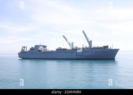 USNS Bob Hope kommt in die USNS Bob Hope wird vor der Küste von Durres, Albanien, am 26. April 2021 vor Anker gesehen, wo es an der Theatereröffnung von DEFENDER-Europe 21 teilnehmen wird, die Joint Logistics Over-the-Shore-Operationen umfasst. Während dieser Operationen wird das US-Militär in Zusammenarbeit mit multinationalen Partnern und Verbündeten seine Fähigkeit unter Beweis stellen, Truppen, Lieferungen und Ausrüstung schnell und überall auf der Welt als Reaktion auf die Krise zu liefern. Stockfoto