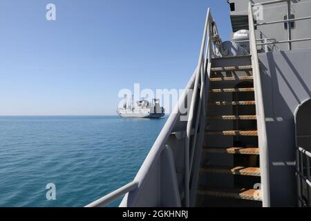 Die USNS Bob Hope vom Deck des Logistikunterstützers der US-Armee MG Charles P. Gross aus gesehen 26. April 2021, nahe der Küste von Durres, Albanien. Während DER Joint Logistics Over-the-Shore-Operationen DEFENDER-Europe 21 werden die Armee und die Marine zusammen mit multinationalen Partnern und Verbündeten daran arbeiten, die Fähigkeit der US-Armee zu demonstrieren, Truppen, Lieferungen und Ausrüstung schnell und überall auf der Welt als Reaktion auf die Krise zu liefern. Stockfoto