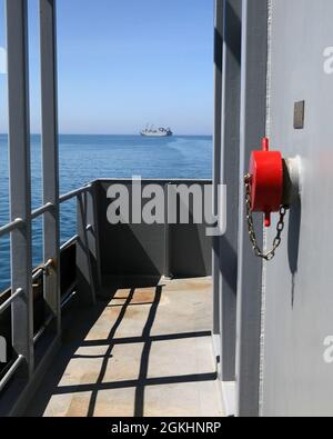 Die USNS Bob Hope vom Deck des Logistikunterstützers der US-Armee MG Charles P. Gross aus gesehen 26. April 2021, nahe der Küste von Durres, Albanien. Während DER Joint Logistics Over-the-Shore-Operationen DEFENDER-Europe 21 werden die Armee und die Marine zusammen mit multinationalen Partnern und Verbündeten daran arbeiten, die Fähigkeit der US-Armee zu demonstrieren, Truppen, Lieferungen und Ausrüstung schnell und überall auf der Welt als Reaktion auf die Krise zu liefern. Stockfoto