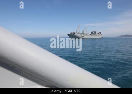 Die USNS Bob Hope vom Deck des Logistikunterstützers der US-Armee MG Charles P. Gross aus gesehen 26. April 2021, nahe der Küste von Durres, Albanien. Während DER Joint Logistics Over-the-Shore-Operationen DEFENDER-Europe 21 werden die Armee und die Marine zusammen mit multinationalen Partnern und Verbündeten daran arbeiten, die Fähigkeit der US-Armee zu demonstrieren, Truppen, Lieferungen und Ausrüstung schnell und überall auf der Welt als Reaktion auf die Krise zu liefern. Stockfoto