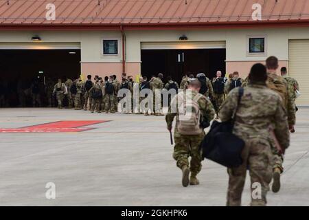 Die dem 606. Air Control Squadron zugewiesenen Flieger kehren von einem Einsatz auf der Aviano Air Base, Italien, am 26. April 2021 nach Hause zurück. Das Geschwader besteht aus Betreibern, Cyber- und Wartungsexperten in 28 verschiedenen Air Force Specialty Codes und wird an sieben Standorten des Central Command der Vereinigten Staaten eingesetzt. Stockfoto