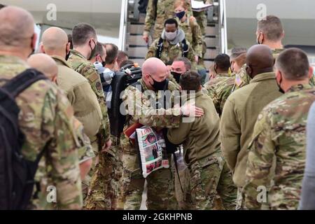 Die dem 606. Air Control Squadron (ACS) zugewiesenen Flieger kehren von einem Einsatz auf der Aviano Air Base, Italien, am 26. April 2021 nach Hause zurück. Das 606. ACS wurde während des Einsatzes von der 727. Expeditionary Air Control Squadron (EACS) an verschiedenen Standorten in Südwestasien eingesetzt. Das 727. EACS ist das größte Kontroll- und Berichtszentrum des Verteidigungsministeriums und ist für die Bereitstellung eines kontinuierlichen taktischen Kommandos und der Kontrolle über mehr als eine Million Quadratmeilen des Luftraums des United States Central Command verantwortlich. Stockfoto