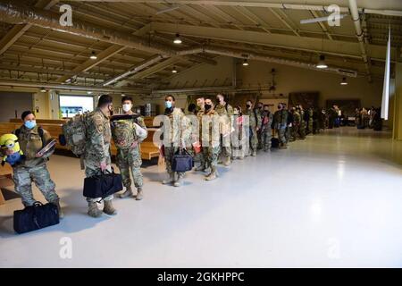 Die dem 606. Air Control Squadron (ACS) zugewiesenen Flieger kehren am 26. April 2021 von einem Einsatz in Südwestasien nach Hause zum Aviano Air Base, Italien, zurück. Das 727. Expeditionary Air Control Squadron (EACS), die Einheit, von der das 606. ACS im Einsatz war, ist die leitende taktische Kommandobehörde und Kontrollbehörde. Die 727. EACS stellte Kampfmanagement-Kommando und -Kontrolle für mehr als 900 defensive Gegen-Luft-Sorties, 3,100 Nahflugunterstützungsmissionen, 2,800 Lufttankmissionen und 5,700 Geheimdienstinformationen, Überwachungs-, Und Aufklärungsanlagen während des gesamten Einsatzes. Stockfoto