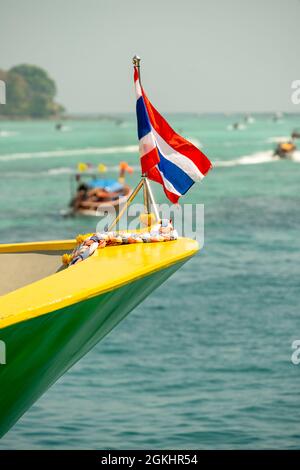 Bug eines Ausflugsschiffes mit der Flagge Thailands im Hafen von Phuket Stockfoto