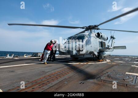 210426-N-HG846-0005 PAZIFISCHER OZEAN (27. April 2021) – Matrosen bereiten sich darauf vor, den MH-60R Seahawk, der dem Hubschrauber-Seeschlagerschwadron (HSM-51) an Bord des Lenkflugkörper-Zerstörers USS Rafael Peralta (DDG 115) der Arleigh Burke-Klasse zugewiesen wurde, am 27. April aufzutanken. Rafael Peralta ist der Task Force 71/Destroyer Squadron (DESRON) 15 zugeordnet, der größten vorwärtseingesetzten DESRON der Marine und der wichtigsten Surface Force der 7. US-Flotte. Stockfoto