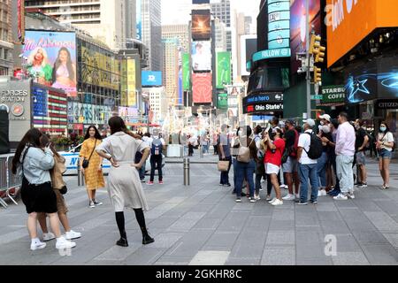 Nach der Wiedereröffnung der Broadway-Theater, New York, NY USA, kehrt das Publikum zum Times Square zurück Stockfoto