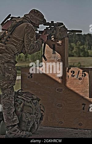 Marine Raiders trainieren mit dem M40A6, während sie am MARSOF Advanced Sniper Course im Camp Lejeune, N.C., 27. April 2021 teilnehmen. MASC wurde entwickelt, um Operatoren mit kritischen Fähigkeiten oder SOF-äquivalentes MOS-Personal in Präzisionsgewehrfeuer zu Schulen, um SOF-Operationen zu unterstützen. Die Schulung dient der Vermittlung grundlegender und fortgeschrittener Kampftechniken, spezieller Aufklärungsfähigkeiten, Gegen-Scharfschützen-Techniken, Luftoperationen und Nahaufnahmen. Stockfoto