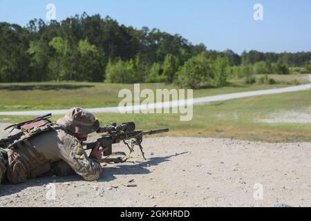 Marine Raiders trainieren mit dem M40A6, während sie am MARSOF Advanced Sniper Course im Camp Lejeune, N.C., 27. April 2021 teilnehmen. MASC wurde entwickelt, um Operatoren mit kritischen Fähigkeiten oder SOF-äquivalentes MOS-Personal in Präzisionsgewehrfeuer zu Schulen, um SOF-Operationen zu unterstützen. Die Schulung dient der Vermittlung grundlegender und fortgeschrittener Kampftechniken, spezieller Aufklärungsfähigkeiten, Gegen-Scharfschützen-Techniken, Luftoperationen und Nahaufnahmen. Stockfoto