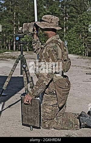 Marine Raiders trainieren mit dem M40A6, während sie am MARSOF Advanced Sniper Course im Camp Lejeune, N.C., 27. April 2021 teilnehmen. MASC wurde entwickelt, um Operatoren mit kritischen Fähigkeiten oder SOF-äquivalentes MOS-Personal in Präzisionsgewehrfeuer zu Schulen, um SOF-Operationen zu unterstützen. Die Schulung dient der Vermittlung grundlegender und fortgeschrittener Kampftechniken, spezieller Aufklärungsfähigkeiten, Gegen-Scharfschützen-Techniken, Luftoperationen und Nahaufnahmen. Stockfoto