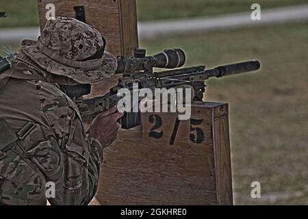 Marine Raiders trainieren mit dem M40A6, während sie am MARSOF Advanced Sniper Course im Camp Lejeune, N.C., 27. April 2021 teilnehmen. MASC wurde entwickelt, um Operatoren mit kritischen Fähigkeiten oder SOF-äquivalentes MOS-Personal in Präzisionsgewehrfeuer zu Schulen, um SOF-Operationen zu unterstützen. Die Schulung dient der Vermittlung grundlegender und fortgeschrittener Kampftechniken, spezieller Aufklärungsfähigkeiten, Gegen-Scharfschützen-Techniken, Luftoperationen und Nahaufnahmen. Stockfoto