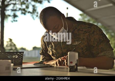 Patrick Archie, der der 2. Marine Division, Camp Lejeune, North Carolina, zugewiesen wurde, bereitet seine Arbeitsstation im Community Impfcenter im Pipkin Building im Liberty Bowl Memorial Stadium in Memphis, Tennessee, vor, 26. April 2021. Das U.S. Northern Command setzt sich über die U.S. Army North weiterhin dafür ein, die Federal Emergency Management Agency im Rahmen der Reaktion der gesamten Regierung auf COVID-19 weiterhin flexibel und flexibel zu unterstützen. Stockfoto