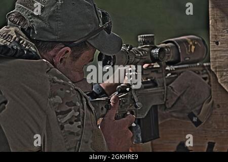 Marine Raiders trainieren mit dem M40A6, während sie am MARSOF Advanced Sniper Course im Camp Lejeune, N.C., 27. April 2021 teilnehmen. MASC wurde entwickelt, um Operatoren mit kritischen Fähigkeiten oder SOF-äquivalentes MOS-Personal in Präzisionsgewehrfeuer zu Schulen, um SOF-Operationen zu unterstützen. Die Schulung dient der Vermittlung grundlegender und fortgeschrittener Kampftechniken, spezieller Aufklärungsfähigkeiten, Gegen-Scharfschützen-Techniken, Luftoperationen und Nahaufnahmen. Stockfoto