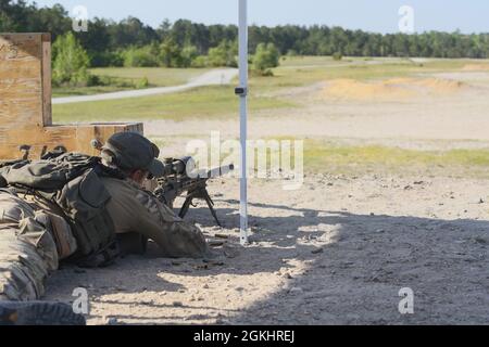 Marine Raiders trainieren mit dem M40A6, während sie am MARSOF Advanced Sniper Course im Camp Lejeune, N.C., 27. April 2021 teilnehmen. MASC wurde entwickelt, um Operatoren mit kritischen Fähigkeiten oder SOF-äquivalentes MOS-Personal in Präzisionsgewehrfeuer zu Schulen, um SOF-Operationen zu unterstützen. Die Schulung dient der Vermittlung grundlegender und fortgeschrittener Kampftechniken, spezieller Aufklärungsfähigkeiten, Gegen-Scharfschützen-Techniken, Luftoperationen und Nahaufnahmen. Stockfoto