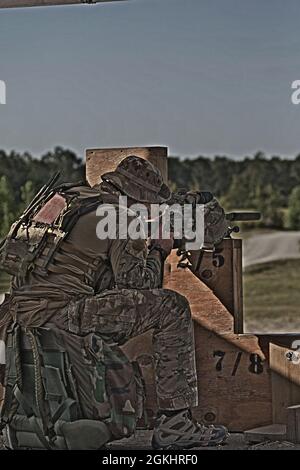 Marine Raiders trainieren mit dem M40A6, während sie am MARSOF Advanced Sniper Course im Camp Lejeune, N.C., 27. April 2021 teilnehmen. MASC wurde entwickelt, um Operatoren mit kritischen Fähigkeiten oder SOF-äquivalentes MOS-Personal in Präzisionsgewehrfeuer zu Schulen, um SOF-Operationen zu unterstützen. Die Schulung dient der Vermittlung grundlegender und fortgeschrittener Kampftechniken, spezieller Aufklärungsfähigkeiten, Gegen-Scharfschützen-Techniken, Luftoperationen und Nahaufnahmen. Stockfoto