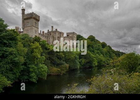 Lismore Castle am Ufer des Flusses Blackwater an einem typisch irischen Tag Stockfoto