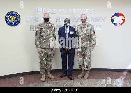 Maj. General Gregory J. Mosser, rechts, stellvertretender Generalkommandant, Reserve-Kommando der US-Armee und Brig. General Robert S. Cooley Jr., links, Stabschef des US Army Reserve Command, begrüßt den pensionierten US Marine Corps LT. General Walter Gaskin im Hauptquartier des US Army Reserve Command in Fort Bragg, N.C., 27. April 2021. Gaskin ist derzeit Sekretär des North Carolina Department of Military and Veterans Affairs. Stockfoto