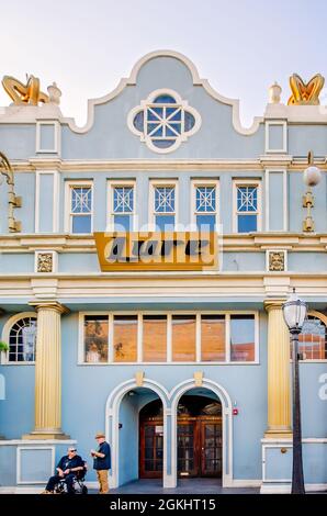 Das alte Crown Theatre, erbaut 1909, ist in der Dauphin Street, 10. September 2021, in Mobile, Alabama, abgebildet. Das Theater wurde 1911 eröffnet. Stockfoto