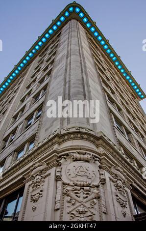 Das Van Antwerp Gebäude ist in der Abenddämmerung, am 10. September 2021, in Mobile, Alabama, abgebildet. Das Van Antwerp-Gebäude wurde 1907 erbaut. Stockfoto