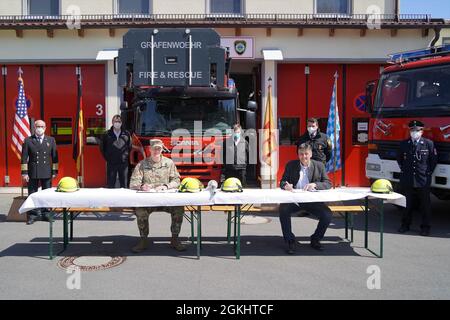 Am 27. April 2021 veranstaltete die US Army Garrison Bavaria Fire Department eine besondere Unterzeichnungszeremonie zur Erneuerung der kommunalen Partnerschaft mit der Feuerwehr Grafenwoehr. In der Tower Barracks Feuerwache wurde eine offizielle Vereinbarung unterzeichnet von USAG Bavaria Kommandant Col. Christopher Danbeck, links, und Grafenwoehr Bürgermeister Edgar Knobloch, rechts. Von links nach rechts stehend: USAG Bavaria Fire Chief Josef Rodler, Grafenwoehr Assistant Fire Chief Gerhart Schneider, Grafenwoehr Assistant Fire Chief Volker Nocher, Grafenwoehr Assistant Fire Chief Tobias Zeicher, Grafenwoehr Fire Chief Alexan Stockfoto