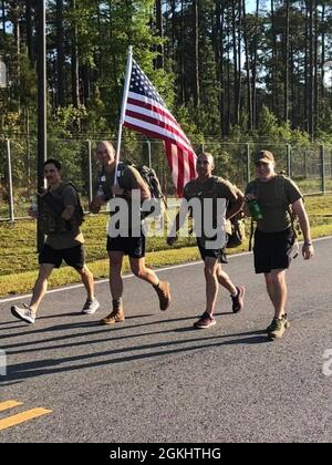 Während des 1. Jährlichen Capt. Nathan Nylander-gedenkmarsches auf dem Wright Army Airfield, 27. April, auf Fort Stewart, wird ein Team einen Teil der 4.75 Meilen langen Route zerrüttet. An der Veranstaltung nahmen eine Gruppe taktischer Luftkontrollpartei Luftwaffe aus dem 15. Air Support Operations Squadron von Fort Stewart, Wetteroffiziere mit dem 18. Combat Weather Squadron und Grauadler-Soldaten der 3. Combat Aviation Brigade Teil. Stockfoto