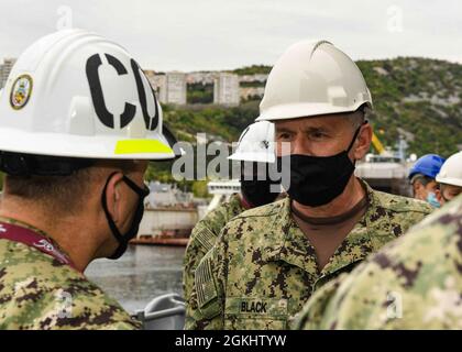 RIJEKA, Kroatien (Apr. 27, 2021) Vize-Adm. Eugene Black, sechster Flottenkommandant der USA, Zentrum, auf einer Tour der Expeditionary Sea Base USS Hershel „Woody“ Williams (ESB 4) in Rijeka, Kroatien, 27. April 2021. Hershel „Woody“ Williams ist im geplanten Einsatzgebiet der Sechsten Flotte der USA zur Unterstützung der nationalen Interessen und der Sicherheit der USA in Europa und Afrika im Einsatz. Stockfoto