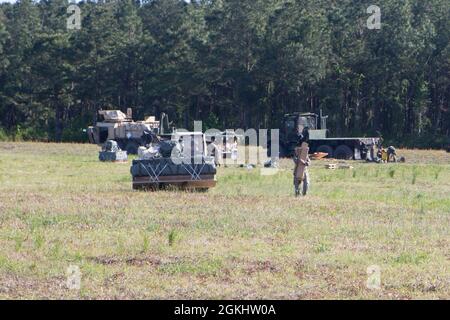 U.S. Marines mit dem 2. Landing Support Bataillon (LSB) bereiten sich darauf vor, ein Joint Precise AirDrop System (JPADS) auf einen CH-53E Superhengst in der Landing Zone Falcon, Marine Corps Base Camp Lejeune, North Carolina, 27. April 2021 zu laden. Marine Heavy Helicopter Squadron 461 (HMH-461) nutzte den JPADS, um schnelle und präzise, hochgelegene Artilleriesimunition für die Übung Rolling Thunder an die Marineinfanteristen des 10. Marine Regiments zu liefern. Die JPADS nutzt GPS, eine modulare autonome Führungseinheit, einen Fallschirm und Elektromotoren, um die Ladung mit großer Präzision entlang einer Prädetermi zu ihren Zielzonen zu leiten Stockfoto