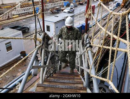 RIJEKA, Kroatien (Apr. 27, 2021) Vize-Adm. Eugene Black, Kommandant der Sechsten US-Flotte, geht die Stirn hoch, bevor es zu einer Tour der Expeditionary Sea Base USS Hershel „Woody“ Williams (ESB 4) in Rijeka, Kroatien, am 27. April 2021 geht. Hershel „Woody“ Williams ist im geplanten Einsatzgebiet der Sechsten Flotte der USA zur Unterstützung der nationalen Interessen und der Sicherheit der USA in Europa und Afrika im Einsatz. Stockfoto