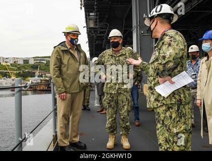 RIJEKA, Kroatien (Apr. 27, 2021) Vize-Adm. Eugene Black, sechster Flottenkommandant der USA, Zentrum, auf einer Tour der Expeditionary Sea Base USS Hershel „Woody“ Williams (ESB 4) in Rijeka, Kroatien, 27. April 2021. Hershel „Woody“ Williams ist im geplanten Einsatzgebiet der Sechsten Flotte der USA zur Unterstützung der nationalen Interessen und der Sicherheit der USA in Europa und Afrika im Einsatz. Stockfoto