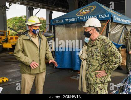 RIJEKA, Kroatien (Apr. 27, 2021) Vize-Adm. Eugene Black, sechster Flottenkommandant der USA, rechts, spricht mit Kapitän Joseph Darlak, dem Schiffsmeister, auf einer Tour der Expeditionary Sea Base USS Hershel „Woody“ Williams (ESB 4) in Rijeka, Kroatien, 27. April 2021. Hershel „Woody“ Williams ist im geplanten Einsatzgebiet der Sechsten Flotte der USA zur Unterstützung der nationalen Interessen und der Sicherheit der USA in Europa und Afrika im Einsatz. Stockfoto