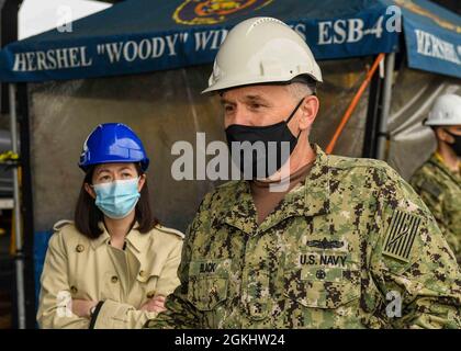 RIJEKA, Kroatien (Apr. 27, 2021) Vize-Adm. Eugene Black, sechster Flottenkommandant der USA, auf einer Tour der Expeditionary Sea Base USS Hershel „Woody“ Williams (ESB 4) in Rijeka, Kroatien, 27. April 2021. Hershel „Woody“ Williams ist im geplanten Einsatzgebiet der Sechsten Flotte der USA zur Unterstützung der nationalen Interessen und der Sicherheit der USA in Europa und Afrika im Einsatz. Stockfoto