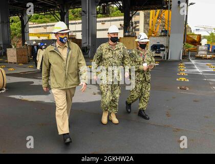 RIJEKA, Kroatien (Apr. 27, 2021) Vize-Adm. Eugene Black, sechster Flottenkommandant der USA, Zentrum, auf einer Tour der Expeditionary Sea Base USS Hershel „Woody“ Williams (ESB 4) in Rijeka, Kroatien, 27. April 2021. Hershel „Woody“ Williams ist im geplanten Einsatzgebiet der Sechsten Flotte der USA zur Unterstützung der nationalen Interessen und der Sicherheit der USA in Europa und Afrika im Einsatz. Stockfoto