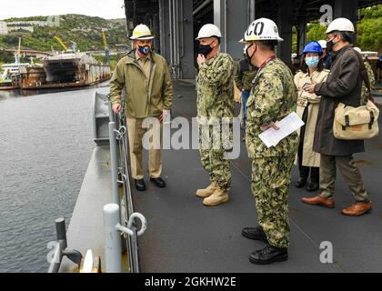 RIJEKA, Kroatien (Apr. 27, 2021) Vize-Adm. Eugene Black, sechster Flottenkommandant der USA, Zentrum, auf einer Tour der Expeditionary Sea Base USS Hershel „Woody“ Williams (ESB 4) in Rijeka, Kroatien, 27. April 2021. Hershel „Woody“ Williams ist im geplanten Einsatzgebiet der Sechsten Flotte der USA zur Unterstützung der nationalen Interessen und der Sicherheit der USA in Europa und Afrika im Einsatz. Stockfoto