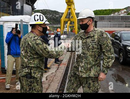 RIJEKA, Kroatien (Apr. 27, 2021) Capt. Michael Concannon, Kommandant, links, begrüßt Vize-ADM. Eugene Black, sechster Flottenkommandant der USA, bevor eine Tour der Expeditionary Sea Base USS Hershel „Woody“ Williams (ESB 4) in Rijeka, Kroatien, am 27. April 2021 beginnt. Hershel „Woody“ Williams ist im geplanten Einsatzgebiet der Sechsten Flotte der USA zur Unterstützung der nationalen Interessen und der Sicherheit der USA in Europa und Afrika im Einsatz. Stockfoto