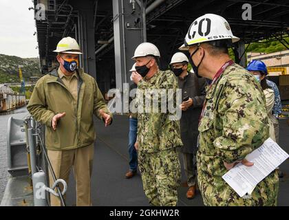 RIJEKA, Kroatien (Apr. 27, 2021) Vize-Adm. Eugene Black, sechster Flottenkommandant der USA, Zentrum, auf einer Tour der Expeditionary Sea Base USS Hershel „Woody“ Williams (ESB 4) in Rijeka, Kroatien, 27. April 2021. Hershel „Woody“ Williams ist im geplanten Einsatzgebiet der Sechsten Flotte der USA zur Unterstützung der nationalen Interessen und der Sicherheit der USA in Europa und Afrika im Einsatz. Stockfoto