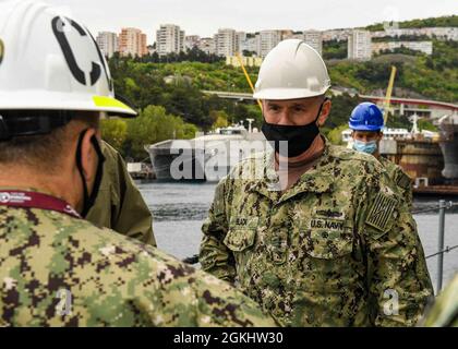 RIJEKA, Kroatien (Apr. 27, 2021) Vize-Adm. Eugene Black, sechster Flottenkommandant der USA, rechts, auf einer Tour der Expeditionary Sea Base USS Hershel „Woody“ Williams (ESB 4) in Rijeka, Kroatien, 27. April 2021. Hershel „Woody“ Williams ist im geplanten Einsatzgebiet der Sechsten Flotte der USA zur Unterstützung der nationalen Interessen und der Sicherheit der USA in Europa und Afrika im Einsatz. Stockfoto