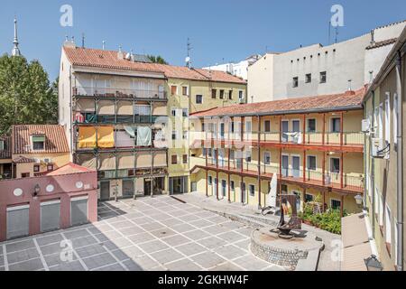 Innenfassaden Gemeinschaftsbereiche von Gebäuden in einem typischen Corrala im Zentrum von Madrid im Stadtteil Lavapiés Stockfoto