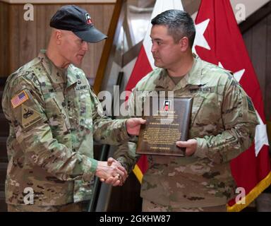 U.S. Army LT. General Thomas S. James, Jr., 1. Armee kommandierender General, überreicht den First Army Individual Award of Excellence in Safety an Chief Warrant Officer 3 Brian M. Lazzara, UH-60 Pilot und Regimentssicherheitsoffizier für 3. Bataillon, 351st Aviation Regiment, 166th Aviation Brigade, Im Rahmen einer Preisverleihung am Hauptsitz der Division West in Fort Hood, Texas, im April 27. Lazzara trat ein, um die Auszeichnung im Namen seines Kollegen, Chief Warrant 4 Nichola D. Tabler, Testpilot der 166. Aviation Brigade, zum Zeitpunkt der Zeremonie entgegenzunehmen. Der erste Army Individual Award of Excellence i Stockfoto