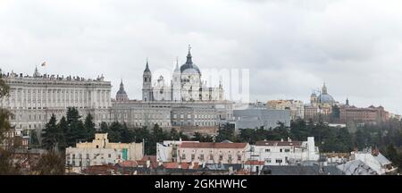 Panoramablick auf den Königspalast von Madrid und die Almudena-Kathedrale an einem regnerischen Tag Stockfoto