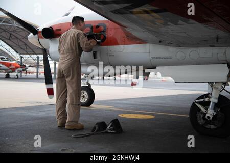 CORPUS CHRISTI, Texas (27. April 2021) LT. Pete Nguyen, ein Ausbilder-Pilot, der den „Wise Owls“ des Training Squadron (VT) 31 an Bord der Naval Air Station Corpus Christi zugewiesen wurde, führt eine Vorflugkontrolle auf einem T-44C Pegasus durch, 27. April 2021. VT-31 führt für die Marine, das Marine Corps, die Küstenwache und ausgewählte internationale Militärpartner intermediäre und fortgeschrittene mehrmotorige Flugtrainings durch. Stockfoto