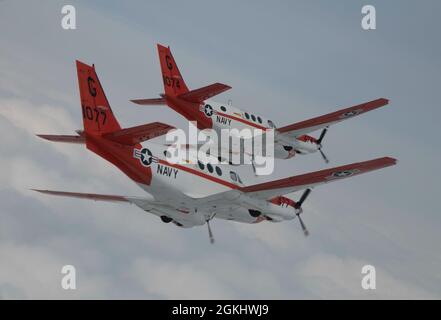 CORPUS CHRISTI, Texas (27. April 2021) Instruktorpiloten, die den "Wise Owls" des Training Squadron (VT) 31 an Bord der Naval Air Station Corpus Christi zugewiesen wurden, führen einen Formationsflug in einem T-44C Pegasus-Flugzeug über Corpus Christi durch, 27. April 2021. VT-31 führt für die Marine, das Marine Corps, die Küstenwache und ausgewählte internationale Militärpartner intermediäre und fortgeschrittene mehrmotorige Flugtrainings durch. Stockfoto