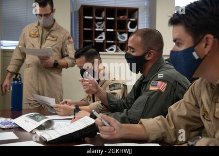 CORPUS CHRISTI, Texas (27. April 2021) LT. Marcus Marrero, ein Ausbilder-Pilot, der den "Wise Owls" des Training Squadron (VT) 31 an Bord der Naval Air Station Corpus Christi zugewiesen wurde, führt Piloten vor einem T-44C Pegasus-Formationsflug am 27. April 2021 vor. VT-31 führt für die Marine, das Marine Corps, die Küstenwache und ausgewählte internationale Militärpartner intermediäre und fortgeschrittene mehrmotorige Flugtrainings durch. Stockfoto