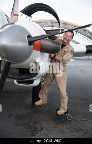 CORPUS CHRISTI, Texas (27. April 2021) LT. Pete Nguyen, ein Ausbilder-Pilot, der den „Wise Owls“ des Training Squadron (VT) 31 an Bord der Naval Air Station Corpus Christi zugewiesen wurde, führt eine Vorflugkontrolle auf einem T-44C Pegasus durch, 27. April 2021. VT-31 führt für die Marine, das Marine Corps, die Küstenwache und ausgewählte internationale Militärpartner intermediäre und fortgeschrittene mehrmotorige Flugtrainings durch. Stockfoto