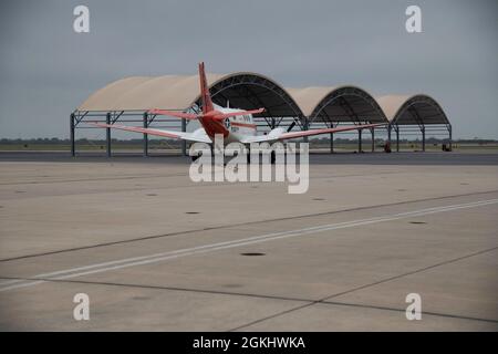 CORPUS CHRISTI, Texas (27. April 2021) ein Ausbilder-Pilot und ein Schüler-Marineflieger, zugewiesen an die "Wise Owls" des Training Squadron (VT) 31 an Bord der Naval Air Station Corpus Christi, Taxi für einen Trainingsflug in einem T-44C Pegasus Flugzeug 27. April 2021. VT-31 führt für die Marine, das Marine Corps, die Küstenwache und ausgewählte internationale Militärpartner intermediäre und fortgeschrittene mehrmotorige Flugtrainings durch. Stockfoto