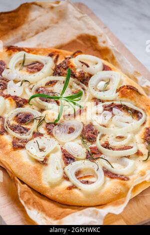 Hausgemachte Pizza mit Sardellen und Zwiebeln Stockfoto