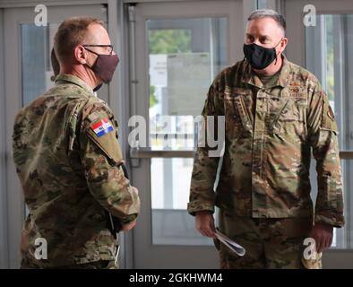 Brig. General Gent Welsh, Kommandeur der Washington Air National Guard, spricht mit Oberst Paul Elverding, einem ausländischen Attaché-Offizier aus den Niederlanden, während eines Besuchs im Camp Murray am 27. April 2021. Die Nationalgarde von Washington war Gastgeber für mehr als 30 Länder während einer Orientierungsreise durch die Attachés. Die ausländischen Offiziere erfuhren von den Einheiten und Missionen der Washingtoner Nationalgarde und besichtigten eine Nahrungsmittelbank, wo sie mit Soldaten sprachen, die die COVID-19-Mission des Staates unterstützten. Stockfoto