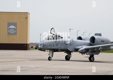 Maj. Gen. Brian K. Borgen, der 10. Kommandant der Luftwaffe, taxis nach seinem letzten Flug mit dem 442d Fighter Wing am 27. April 2020 auf der Whiteman Air Force Base, ist Mo. Borgen ein ehemaliger Kommandant der FW 442. Stockfoto