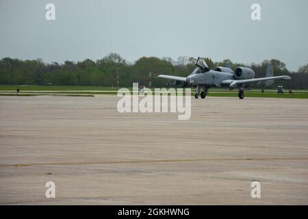 Maj. Gen. Brian K. Borgen, der 10. Kommandant der Luftwaffe, taxis nach seinem letzten Flug mit dem 442d Fighter Wing am 27. April 2020 auf der Whiteman Air Force Base, ist Mo. Borgen ein ehemaliger Kommandant der FW 442. Stockfoto